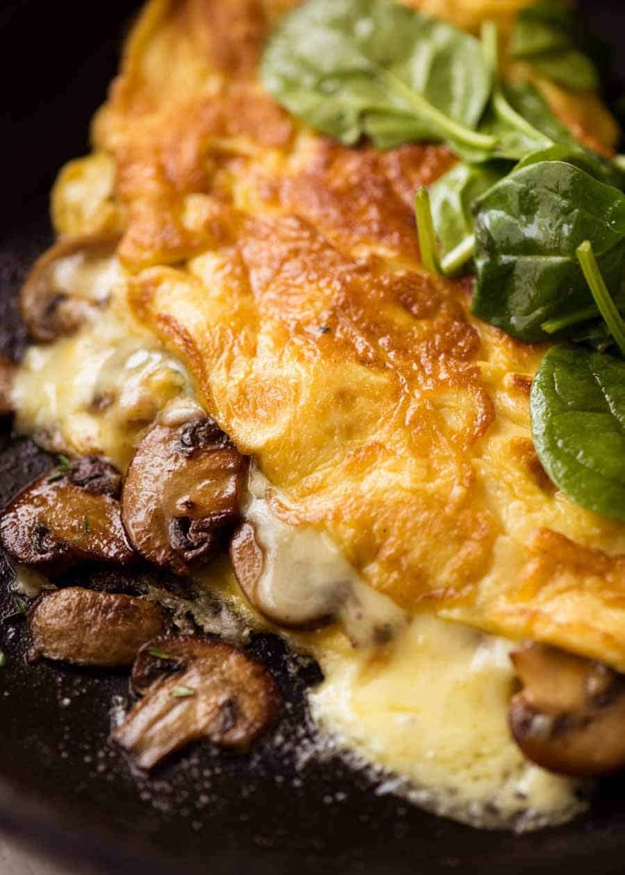 Cerrar la tortilla de queso con champiñones de mantequilla de ajo