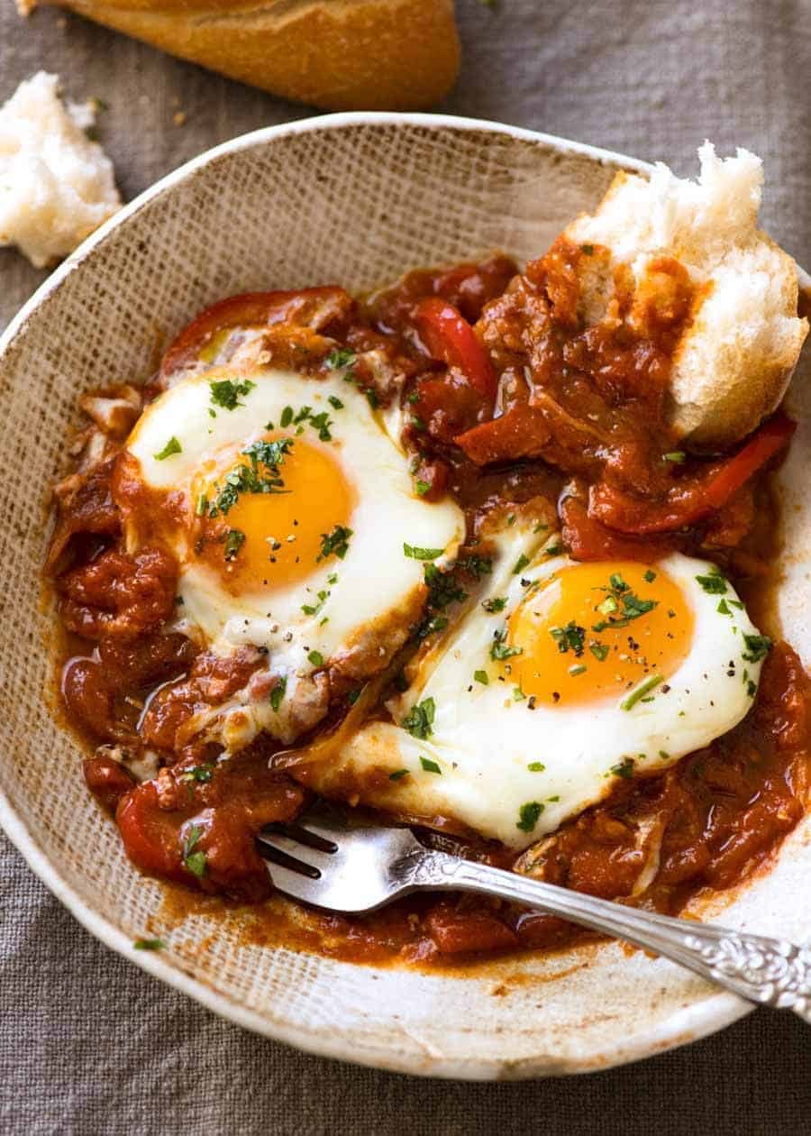 Shakshuka - Huevos cocinados en el horno de Medio Oriente en un tazón, listos para comer