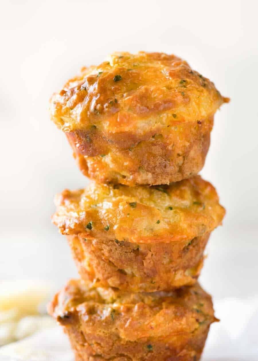 Foto de cierre de una pila de muffins de queso salado