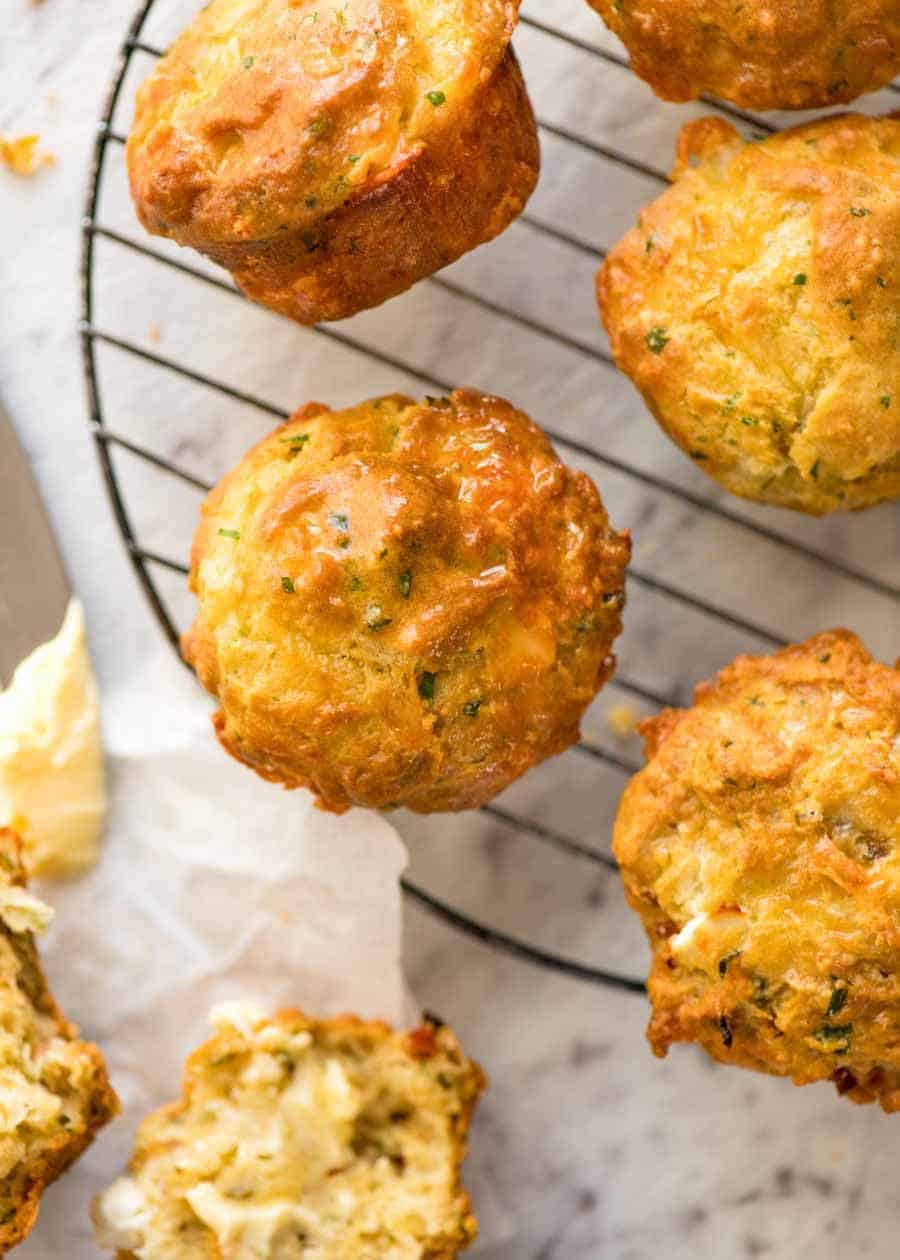 Foto aérea de muffins de queso salado enfriando en un soporte para la puerta de cocción, recién salido del horno.