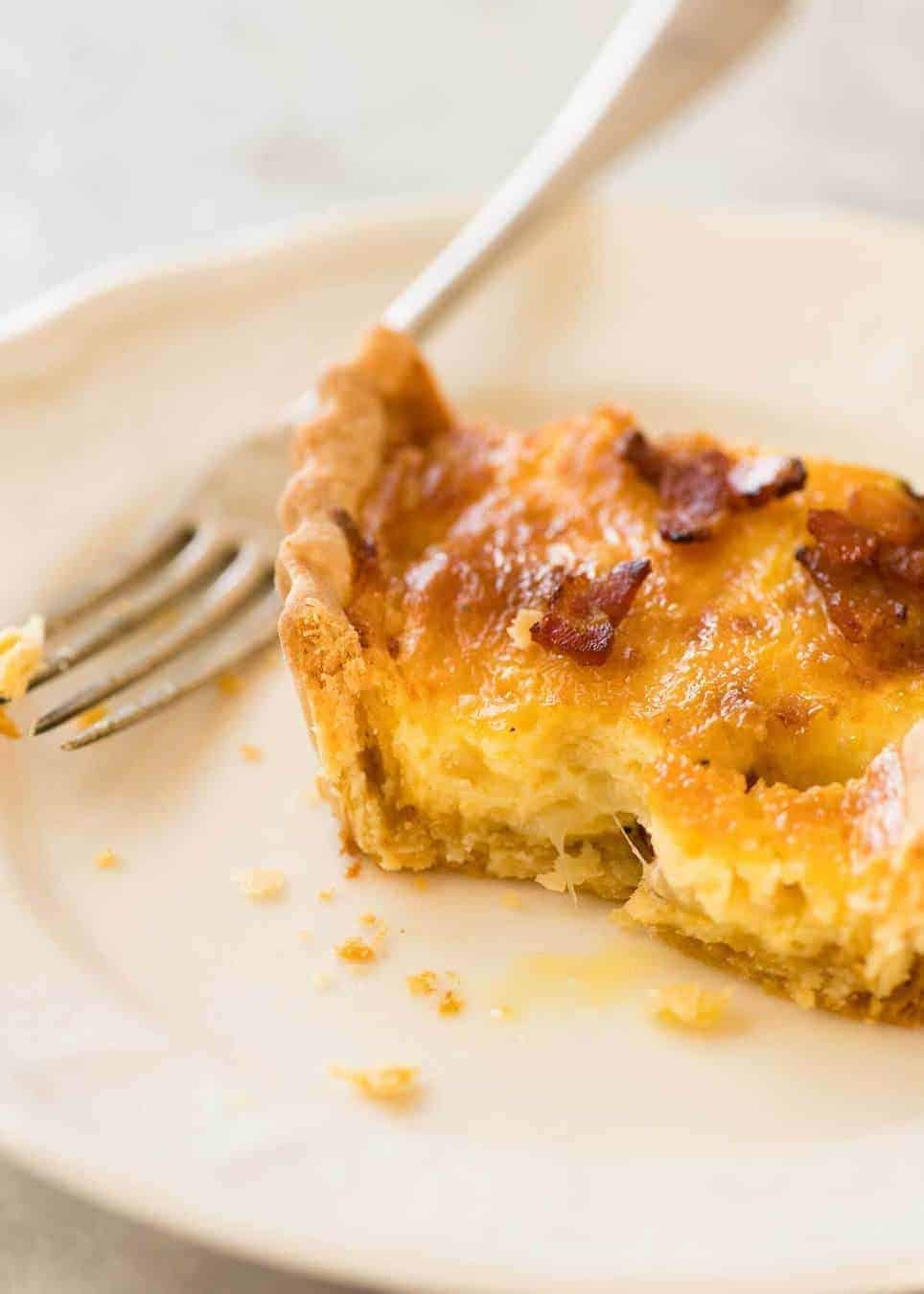 Primer plano de la corteza hojaldrada de Quiche Lorraine casera