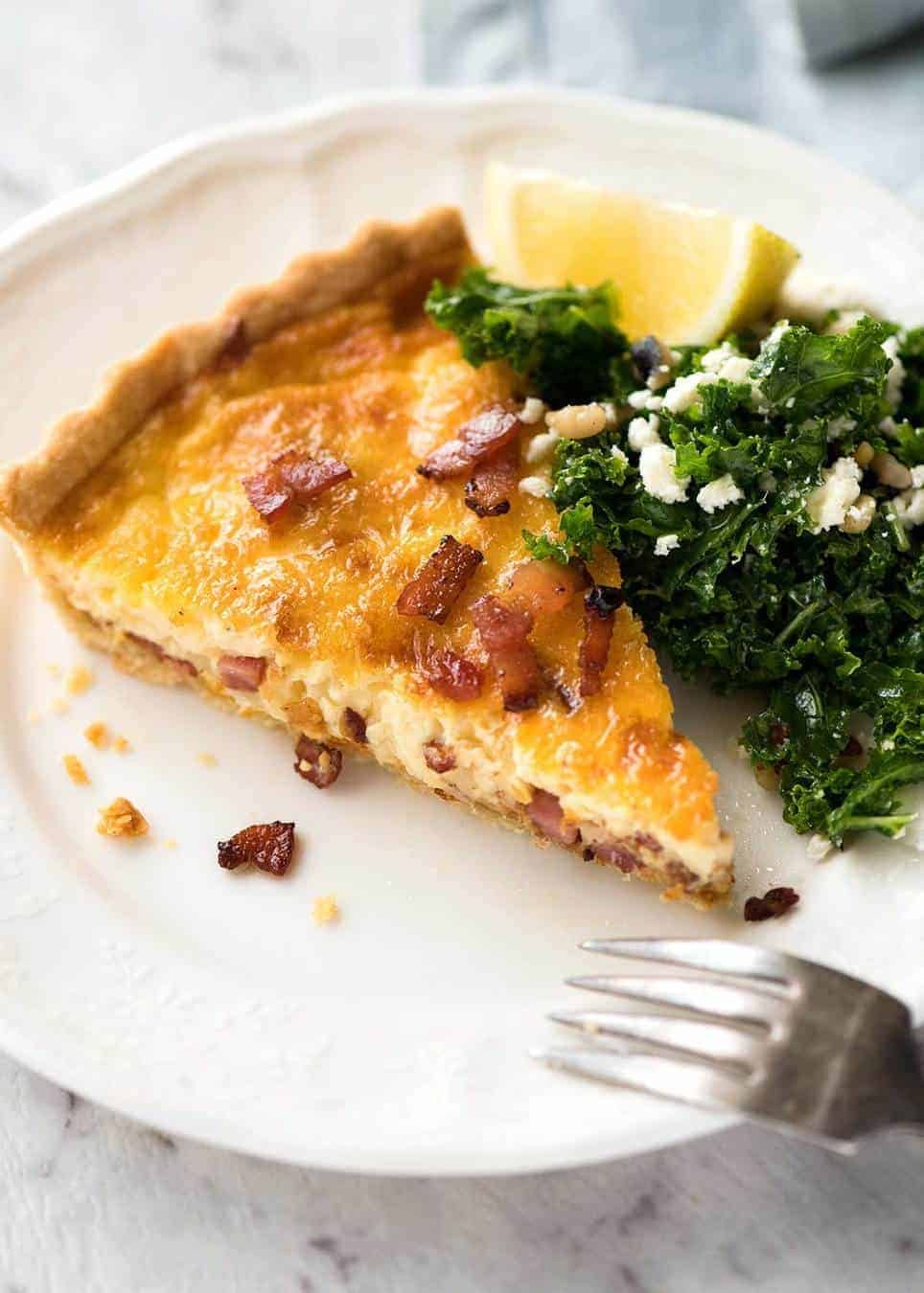 Un trozo de Quiche Lorraine en un plato, listo para disfrutar.