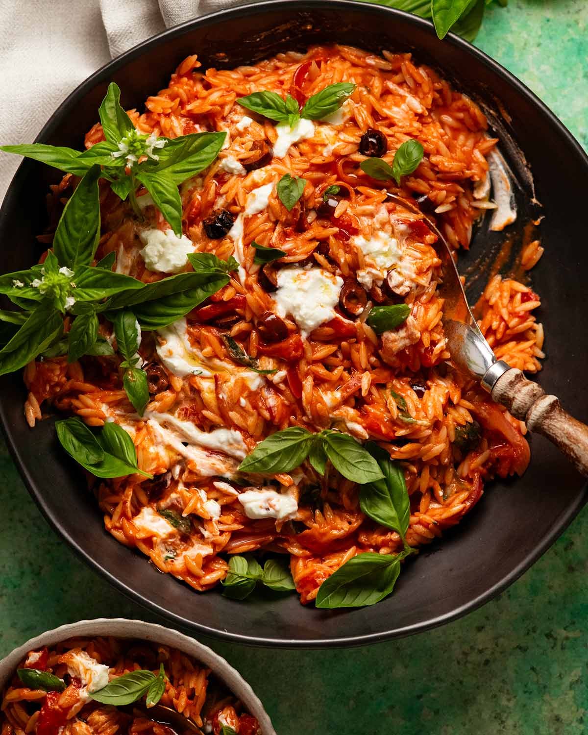 Rish con queso de cabra con pimientos rojos asados ​​/ orzo