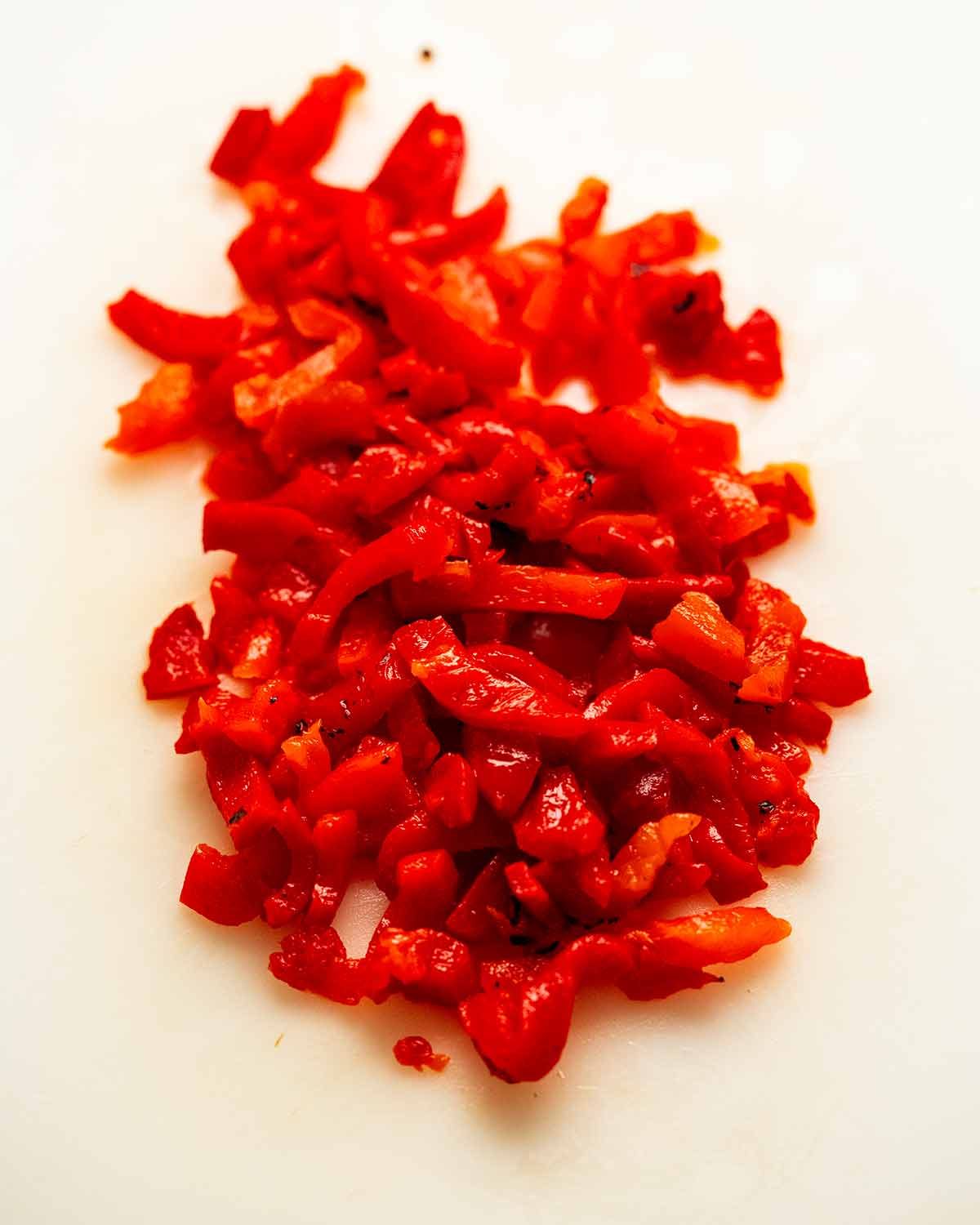 Tiras de pimiento rojo asado en fuego para rish / orzo con queso de cabra con pimientos rojos asados