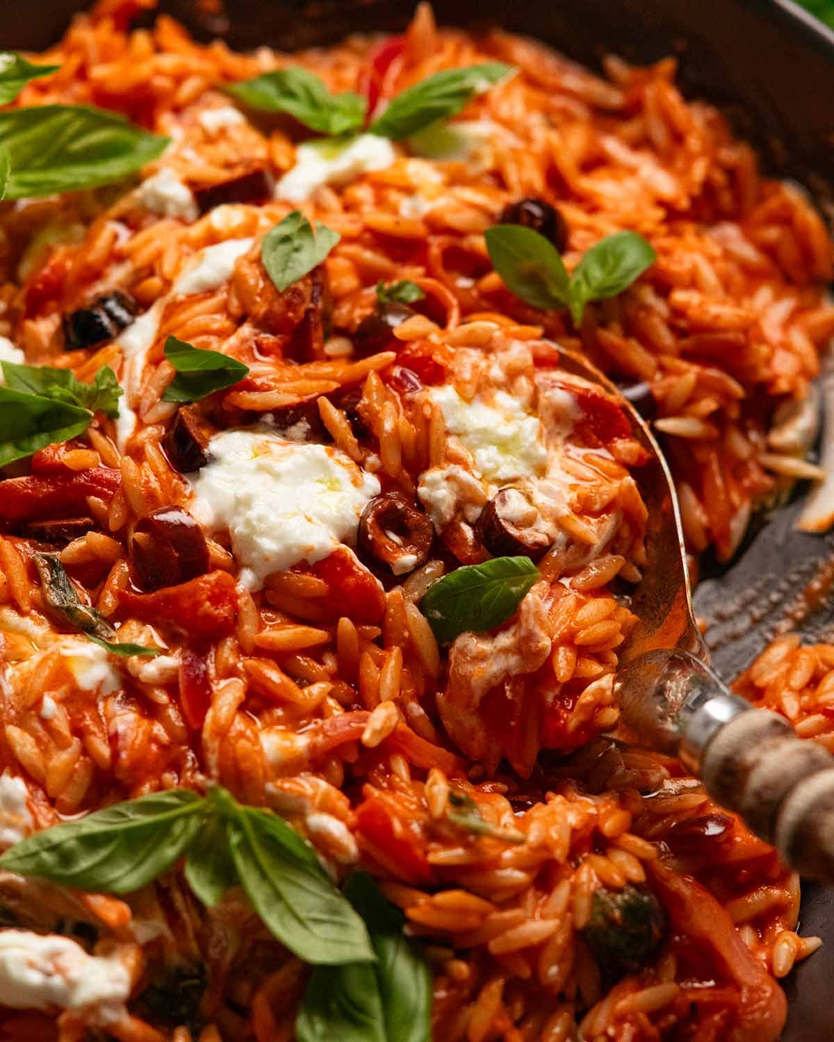 Rish con queso de cabra con pimientos rojos asados ​​/ orzo