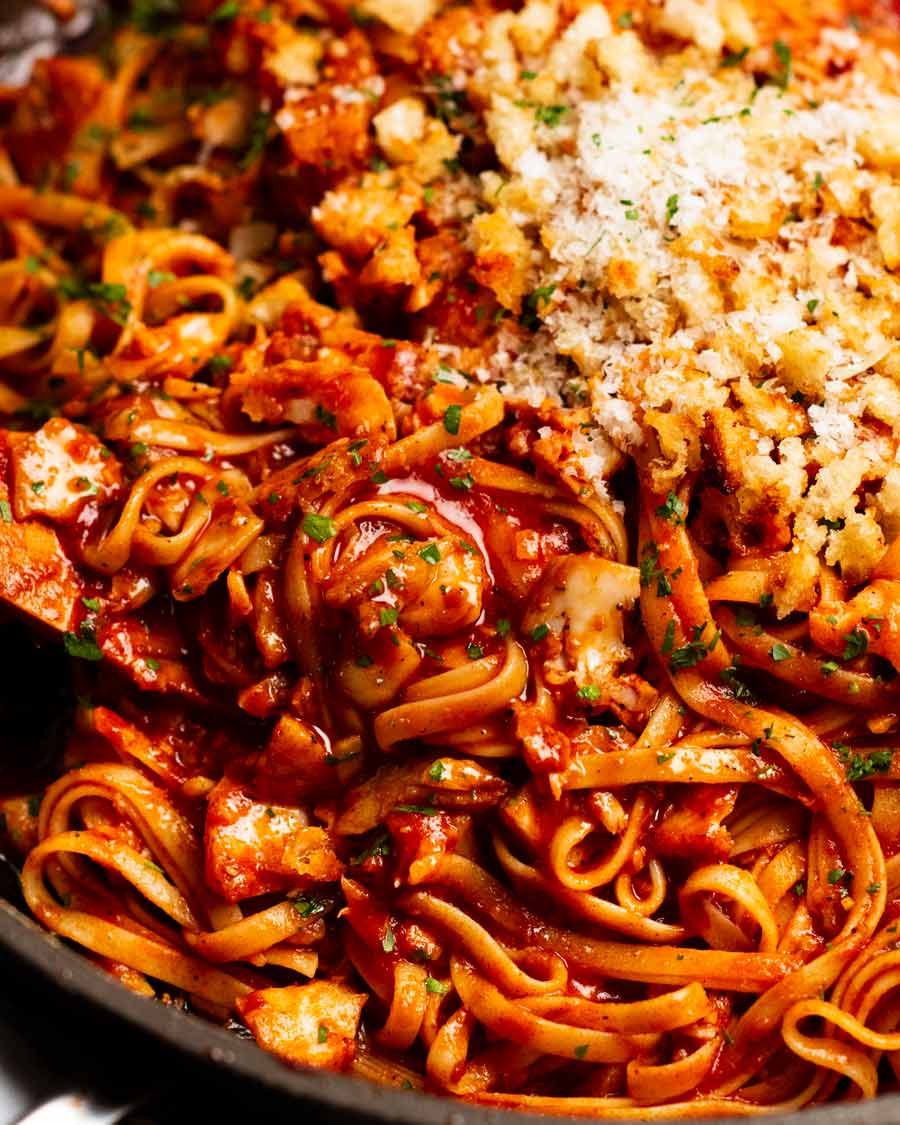 Foto de primer plano de pasta con guiso de pescado de Calabria