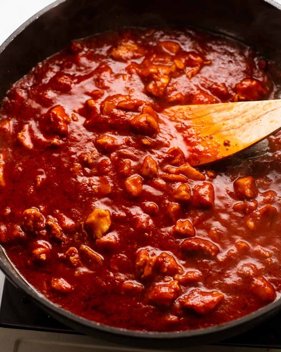 Hacer pasta con guiso de pescado de Calabria