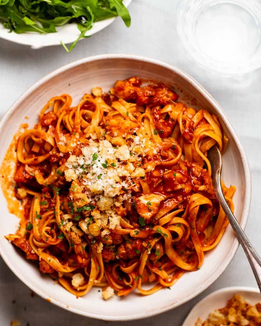 Tazón de pasta con estofado de pescado de Calabria