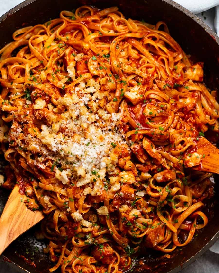 Pasta calabresa recién hecha con guiso de pescado