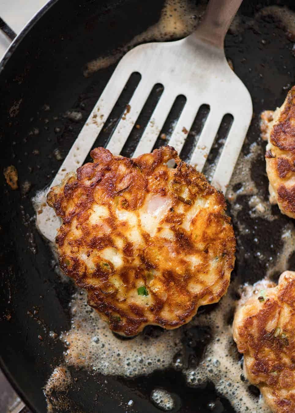 Panqueques de queso y jamón: exterior de queso dorado y crujiente, interior suave con toques de jamón (o tocino). ¡Estos son épicos! www.recipetineats.com