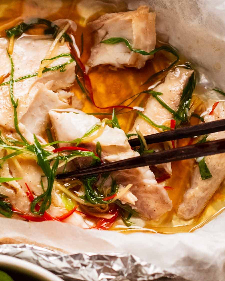 Foto de cierre de consumo de pescado de jengibre falsa