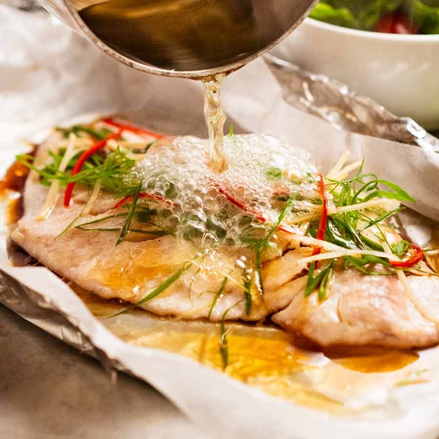 Vierta el aceite caliente en el pescado de jengibre frito