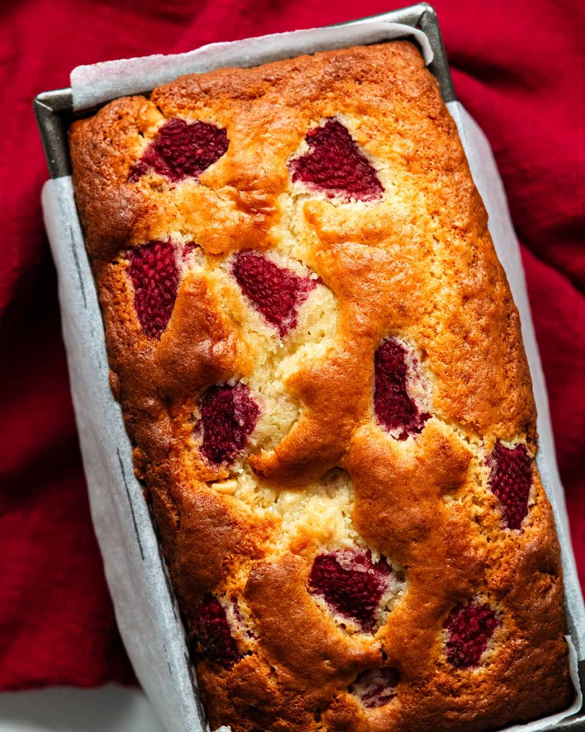 Pan de frambuesa de chocolate blanco (pan rápido)