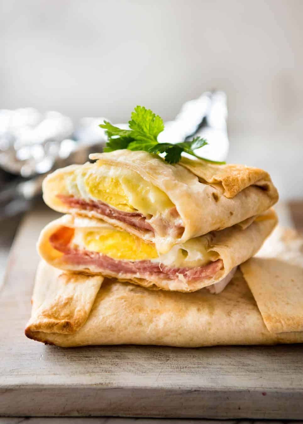 Batería de jamón caliente, bolsillos de huevo y queso hechos con tortillas cortadas para mostrar el interior con queso derretido y huevos perfectamente cocidos.