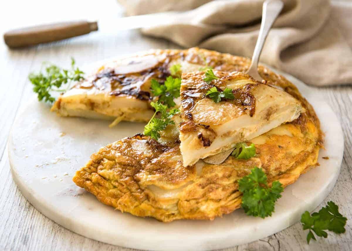 Tortilla española (tortilla) - ¡Una de las mejores tortillas del mundo, hacer huevos, papas, cebolla y aceite de oliva con justo! Repenetineats.com