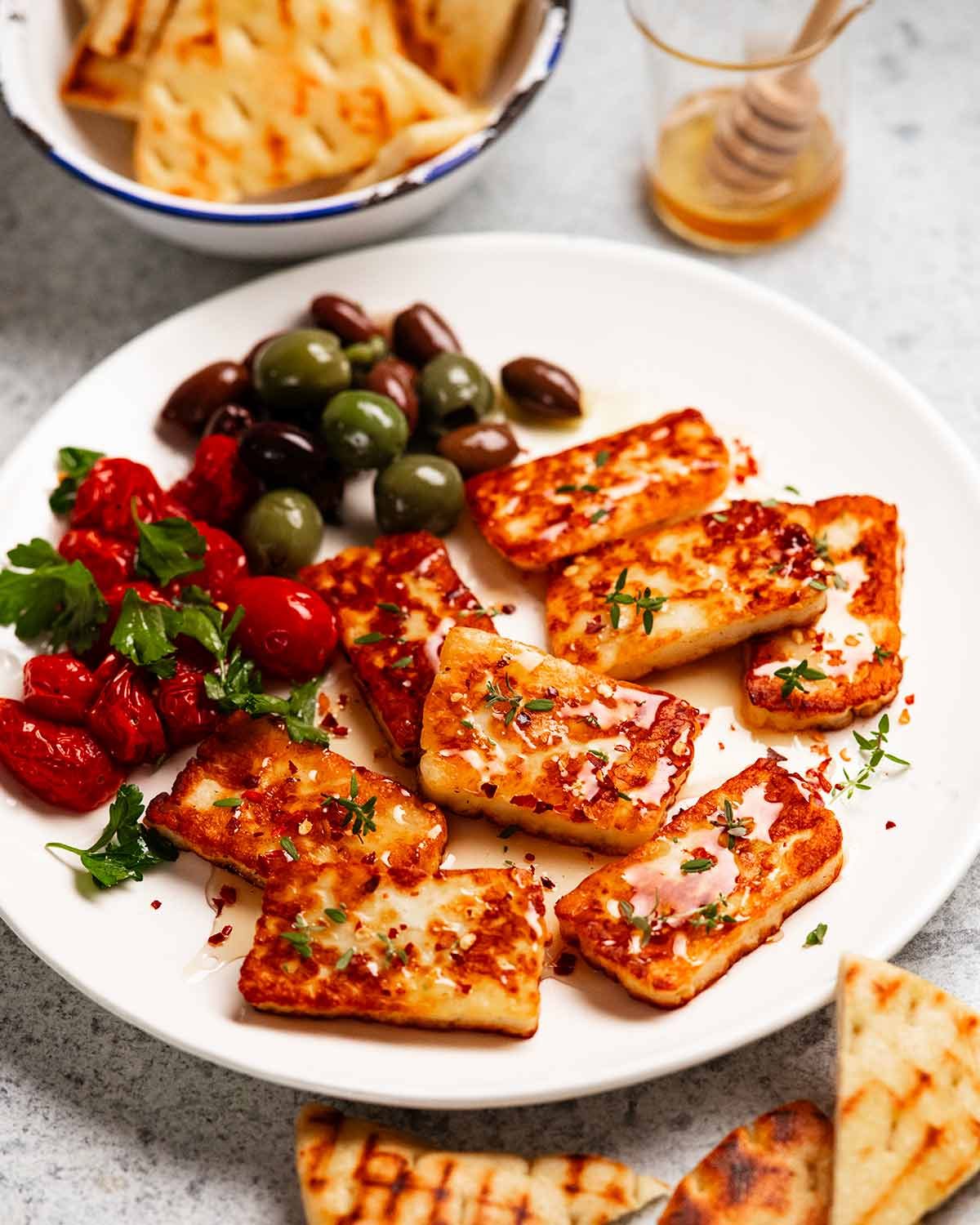 Halloumi frito dorado con miel y tomillo