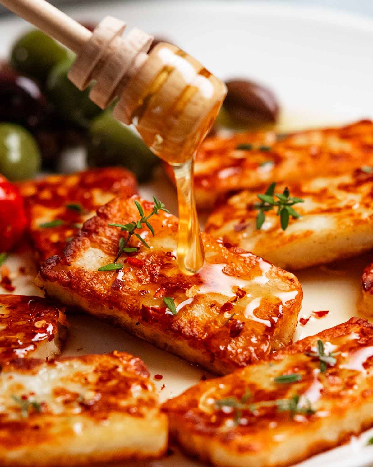Halloumi frito dorado con miel y tomillo