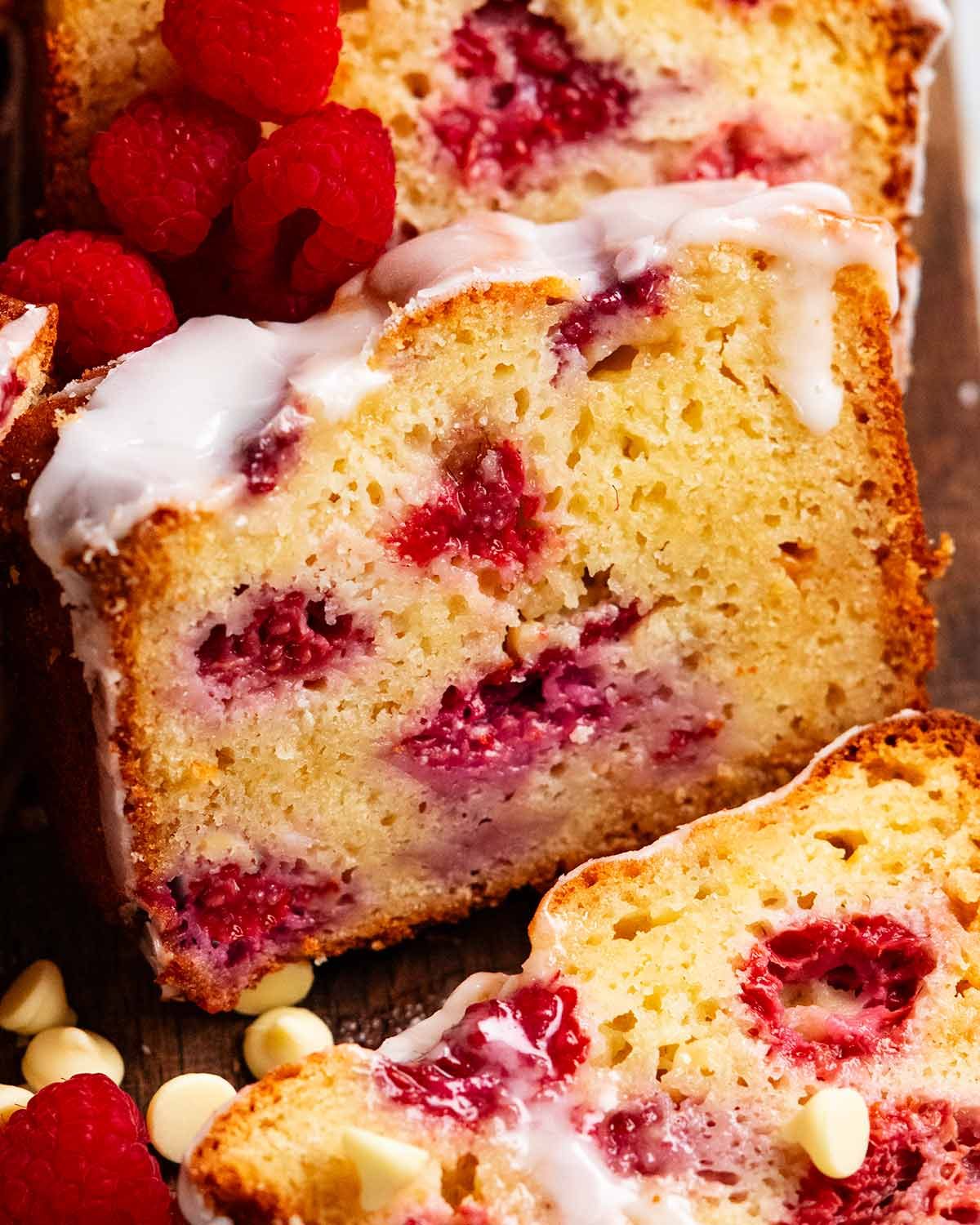Pan de frambuesa de chocolate blanco (pan rápido)