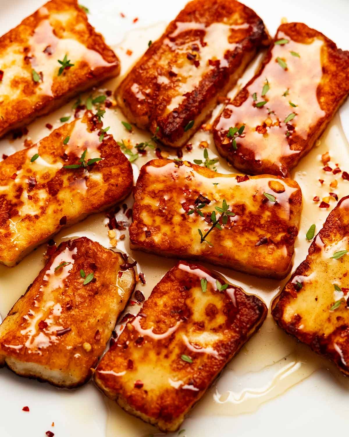 Halloumi frito dorado con miel y tomillo