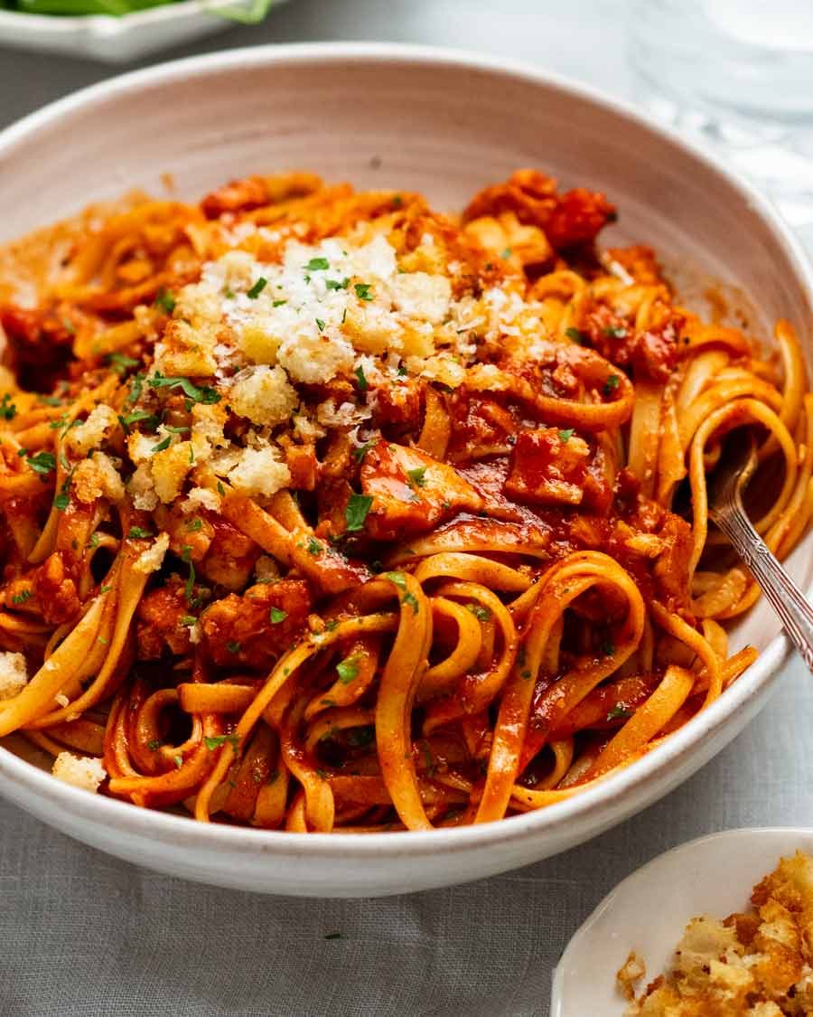 Cuenco de pasta para estofado de pescado de Calabria listo para comer