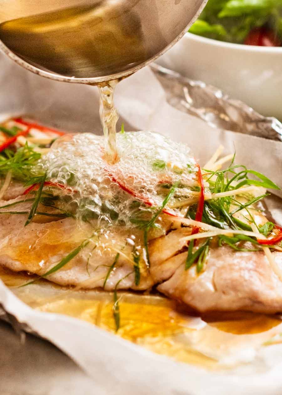 Vierta el aceite caliente sobre el pescado de jengibre de jengibre