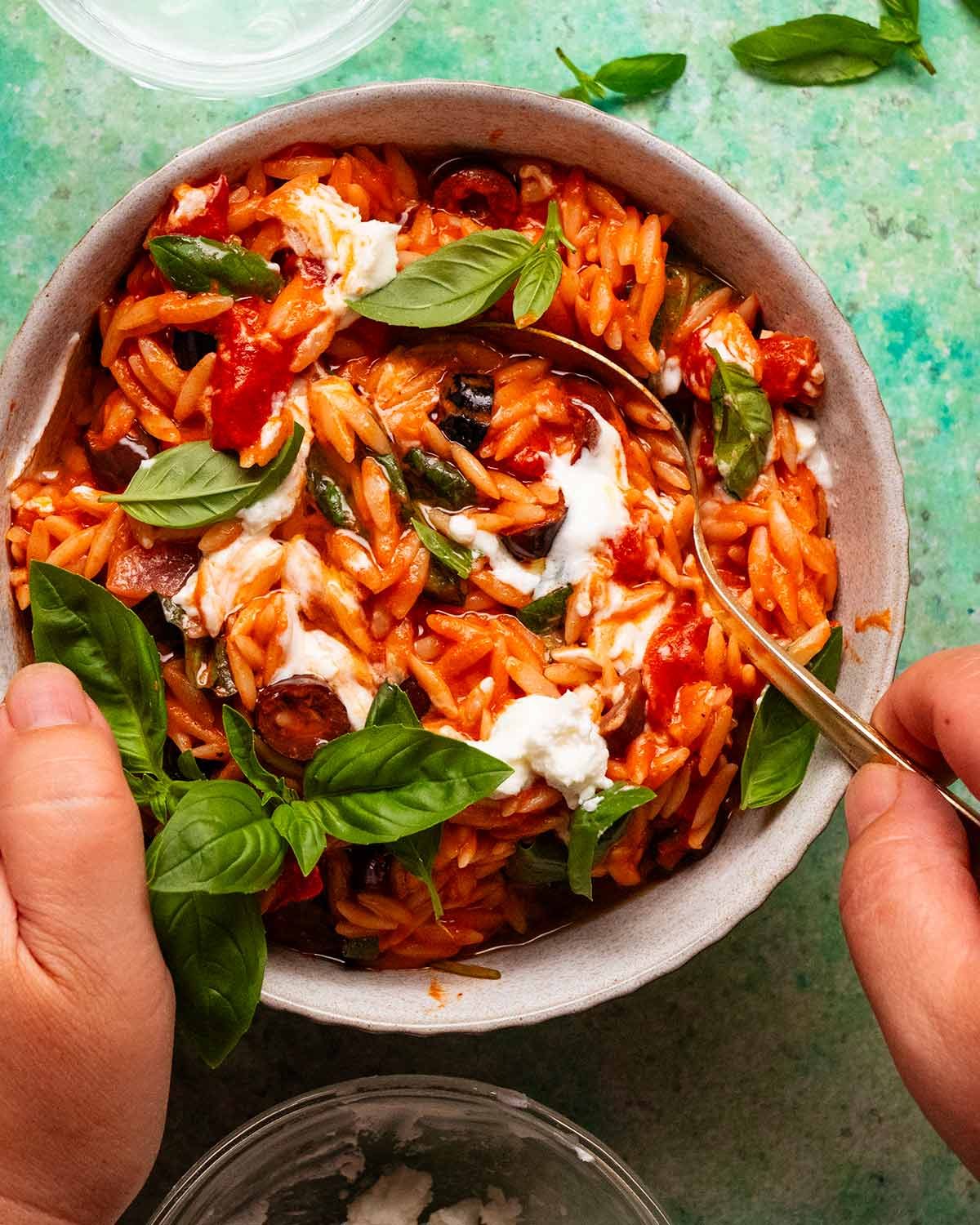 Rish con queso de cabra con pimientos rojos asados ​​/ orzo