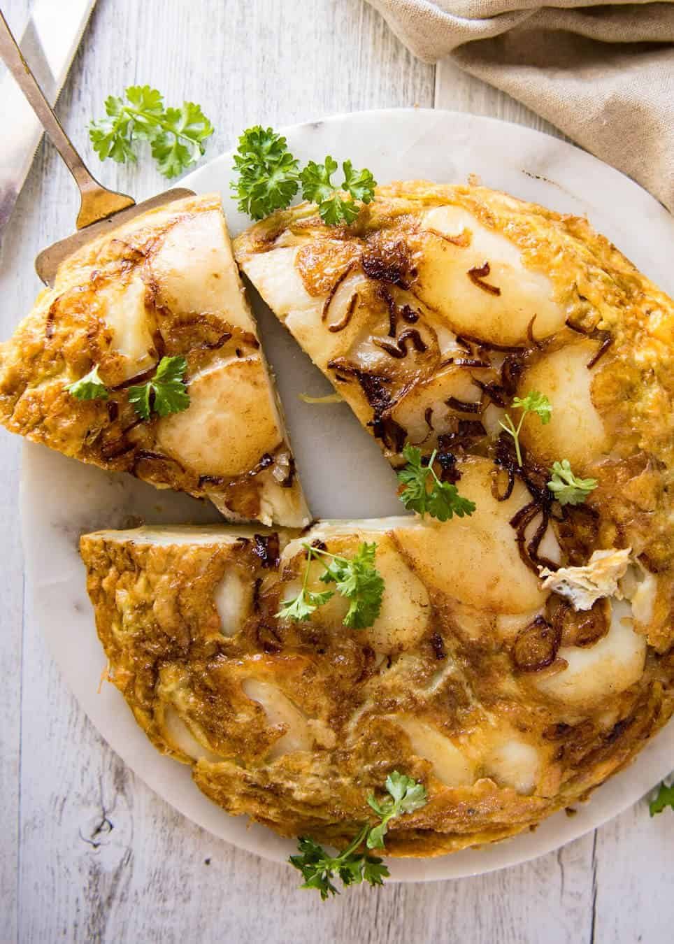 Tortilla española (tortilla) - ¡Una de las mejores tortillas del mundo, hacer huevos, papas, cebolla y aceite de oliva con justo! Repenetineats.com