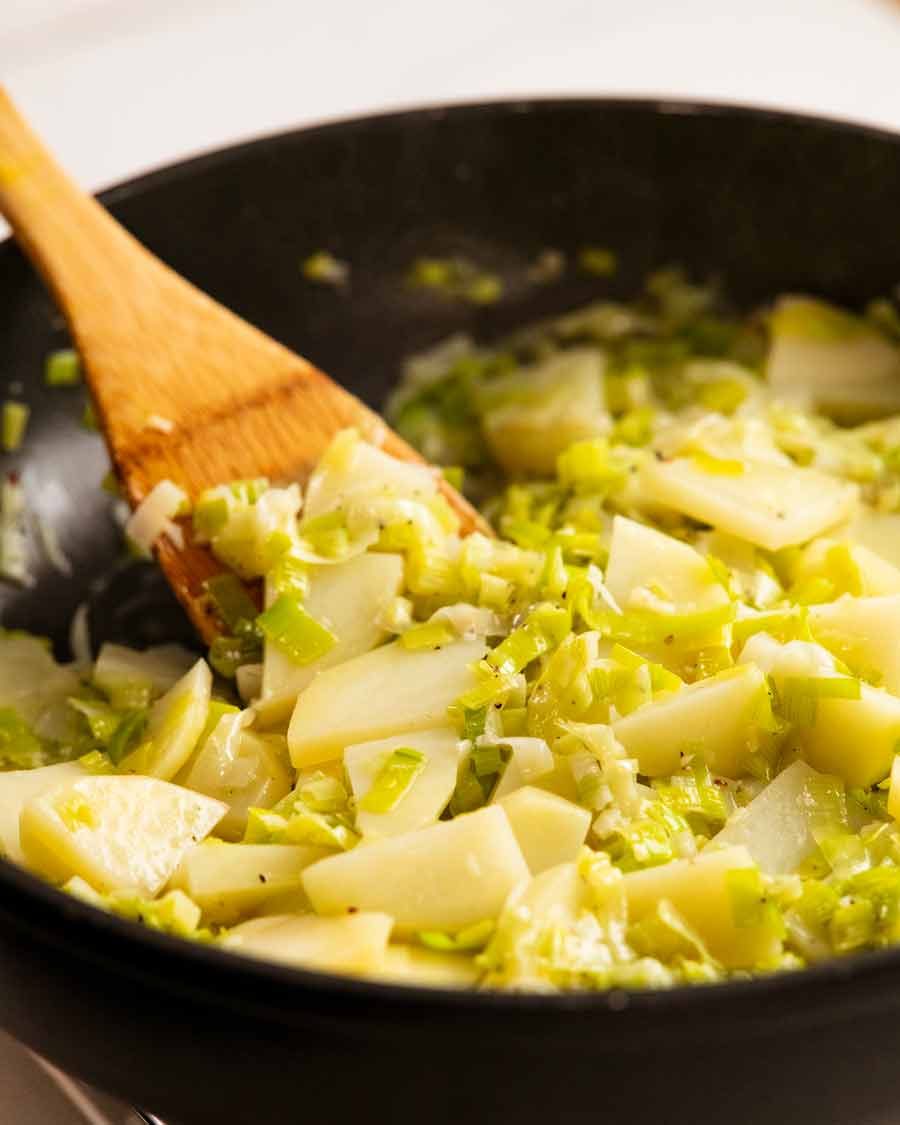 Hacer pescado cremoso en el gratin de papa