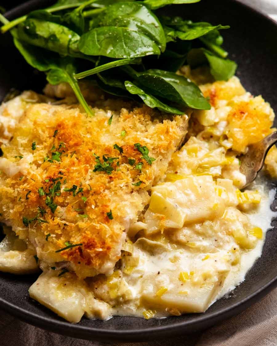 Plato de pescado cremoso en el gratin de papa