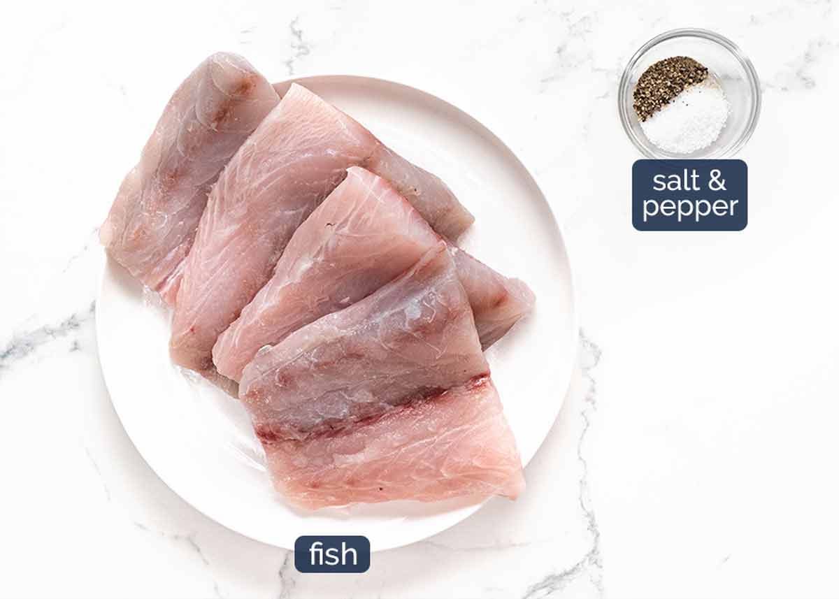 Ingredientes en pescado cremoso en el gratin de papa