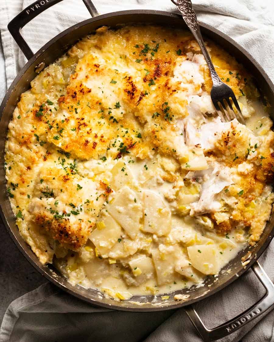 Pescado cremoso recién cocinado en el gratin de papa