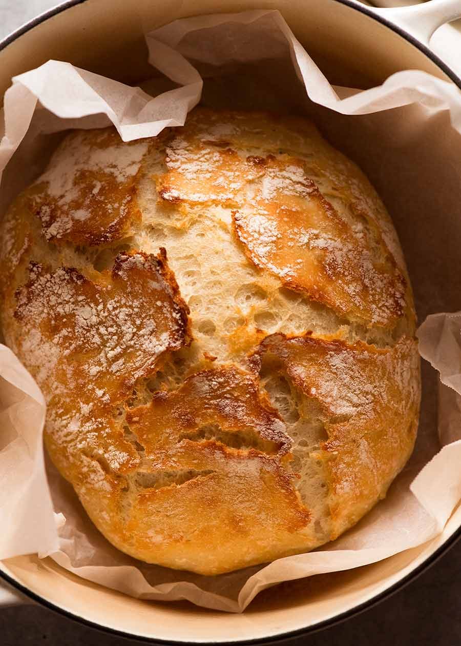 Estilo artesanal sin amasar en un horno holandés, recién salido del horno