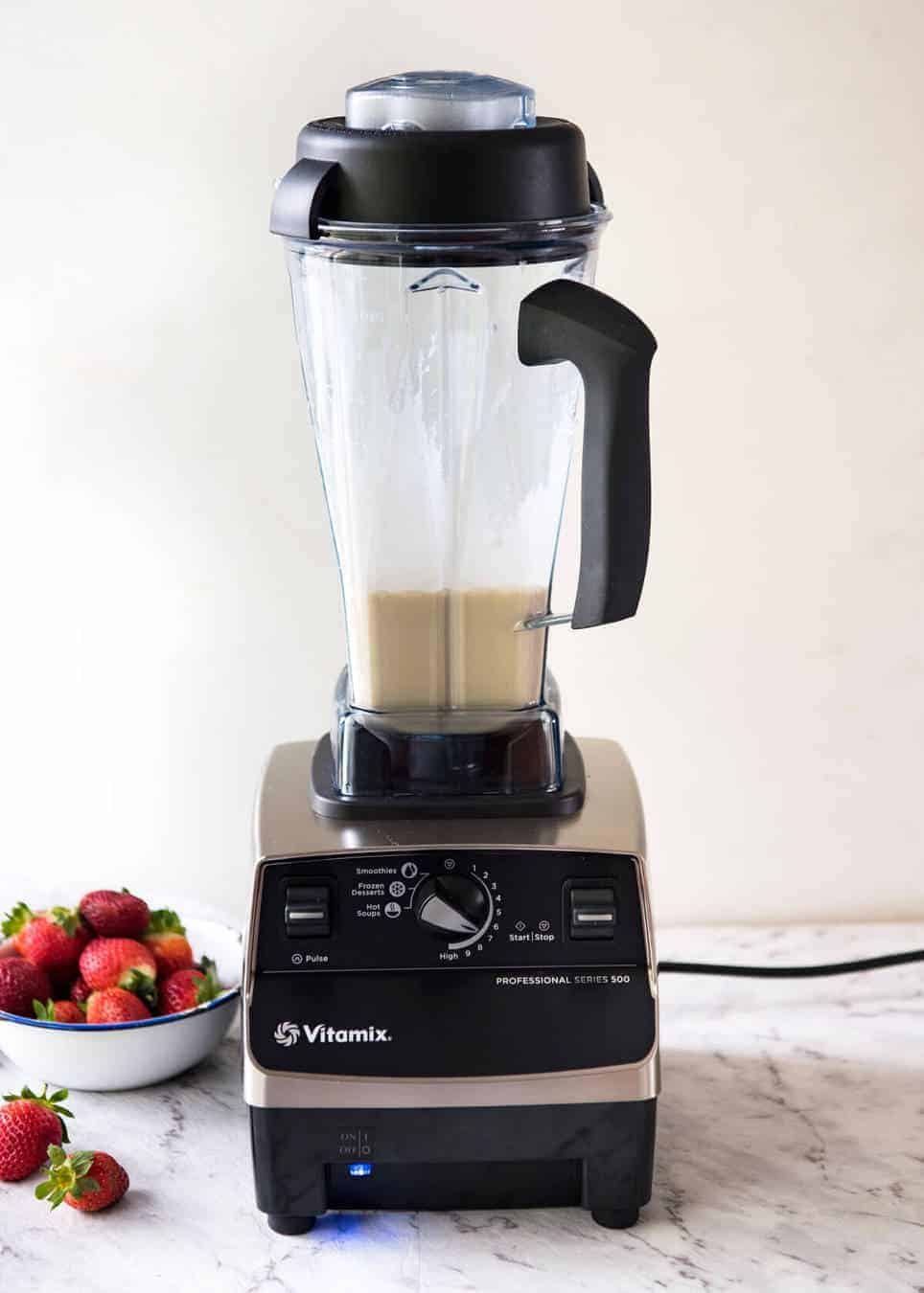 Pancakes de Nutella con fresas: ¡la masa es un trabajo de 10 segundos cuando se hace con una batidora! ¡Y no necesitas una sartén, solo una sartén! Repenetineats.com