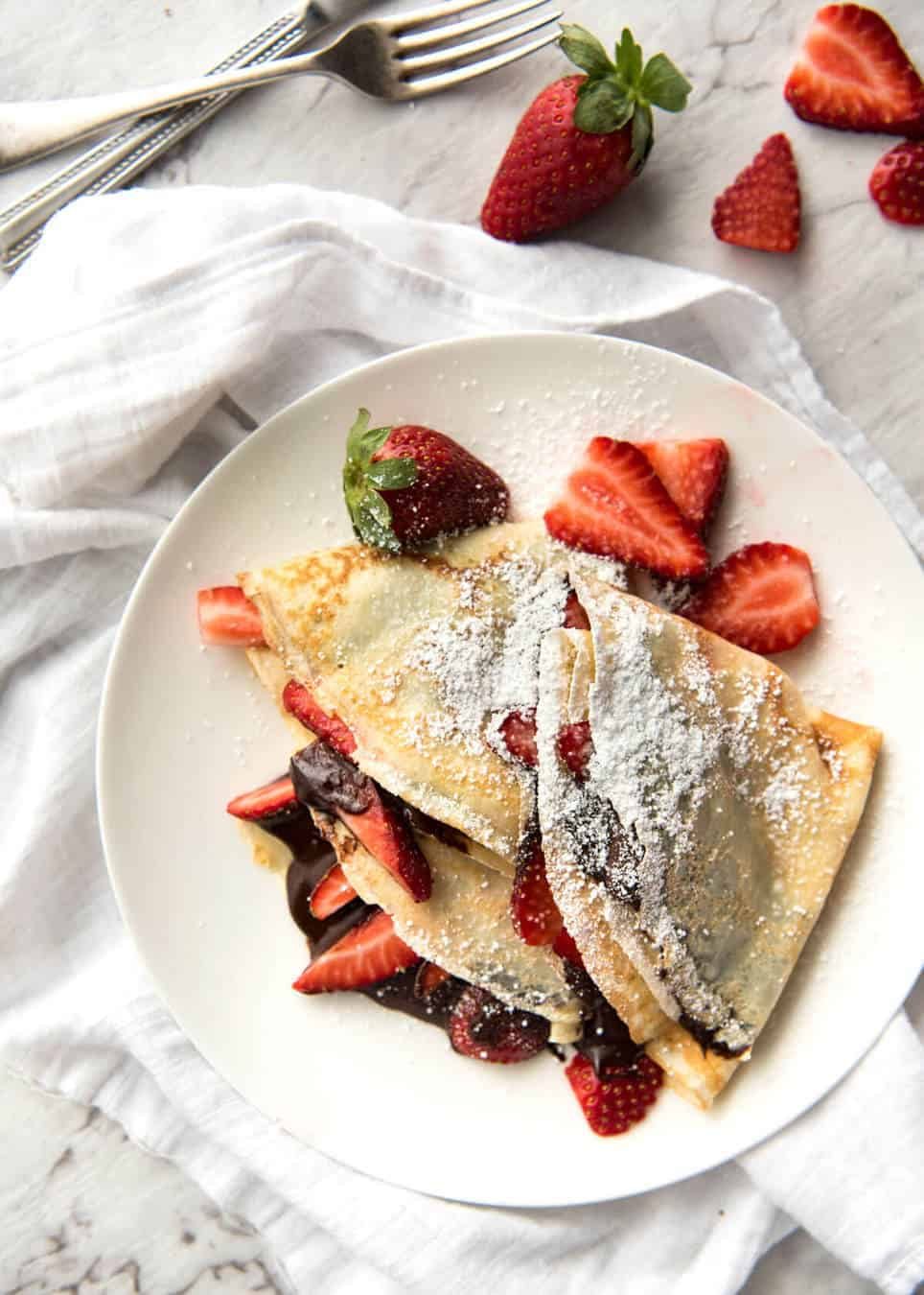 Pancakes de Nutella con fresas: ¡la masa es un trabajo de 10 segundos cuando se hace con una batidora! ¡Y no necesitas una sartén, solo una sartén! Repenetineats.com