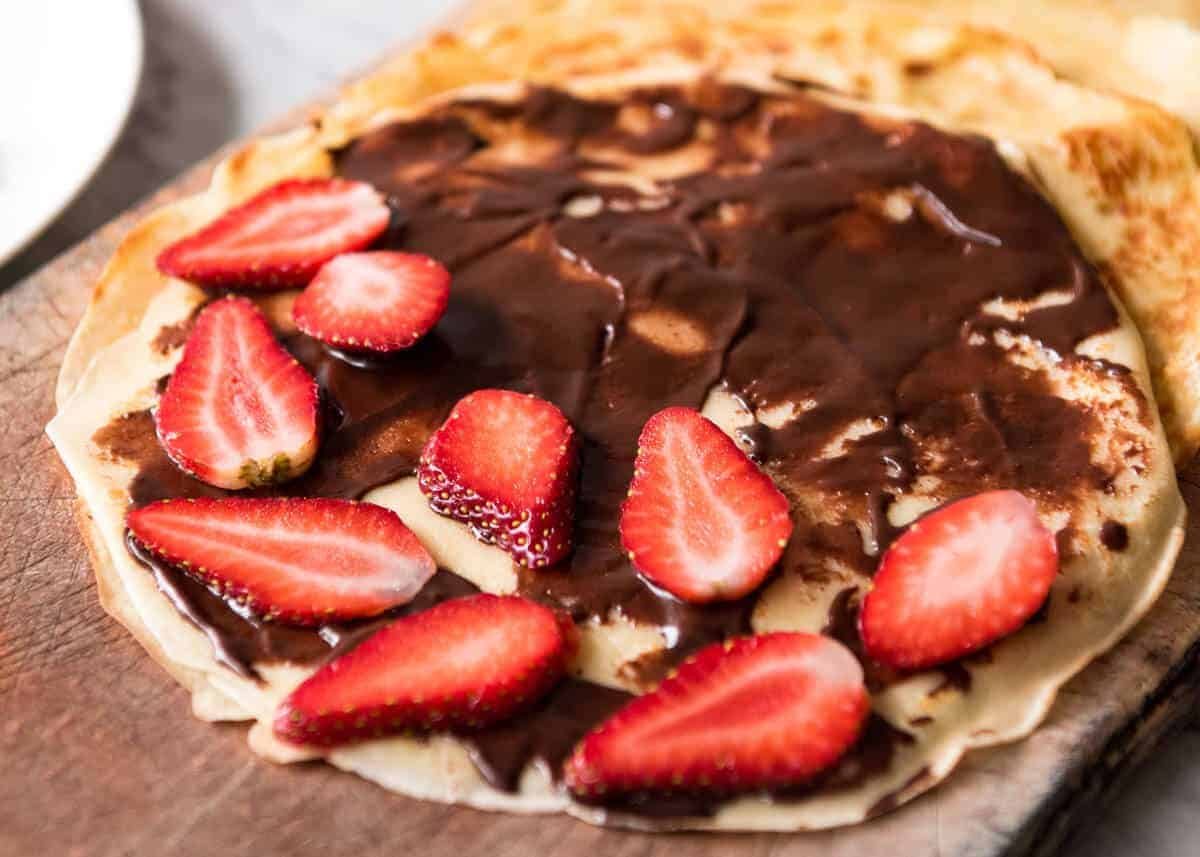 Pancakes de Nutella con fresas: ¡la masa es un trabajo de 10 segundos cuando se hace con una batidora! ¡Y no necesitas una sartén, solo una sartén! Repenetineats.com