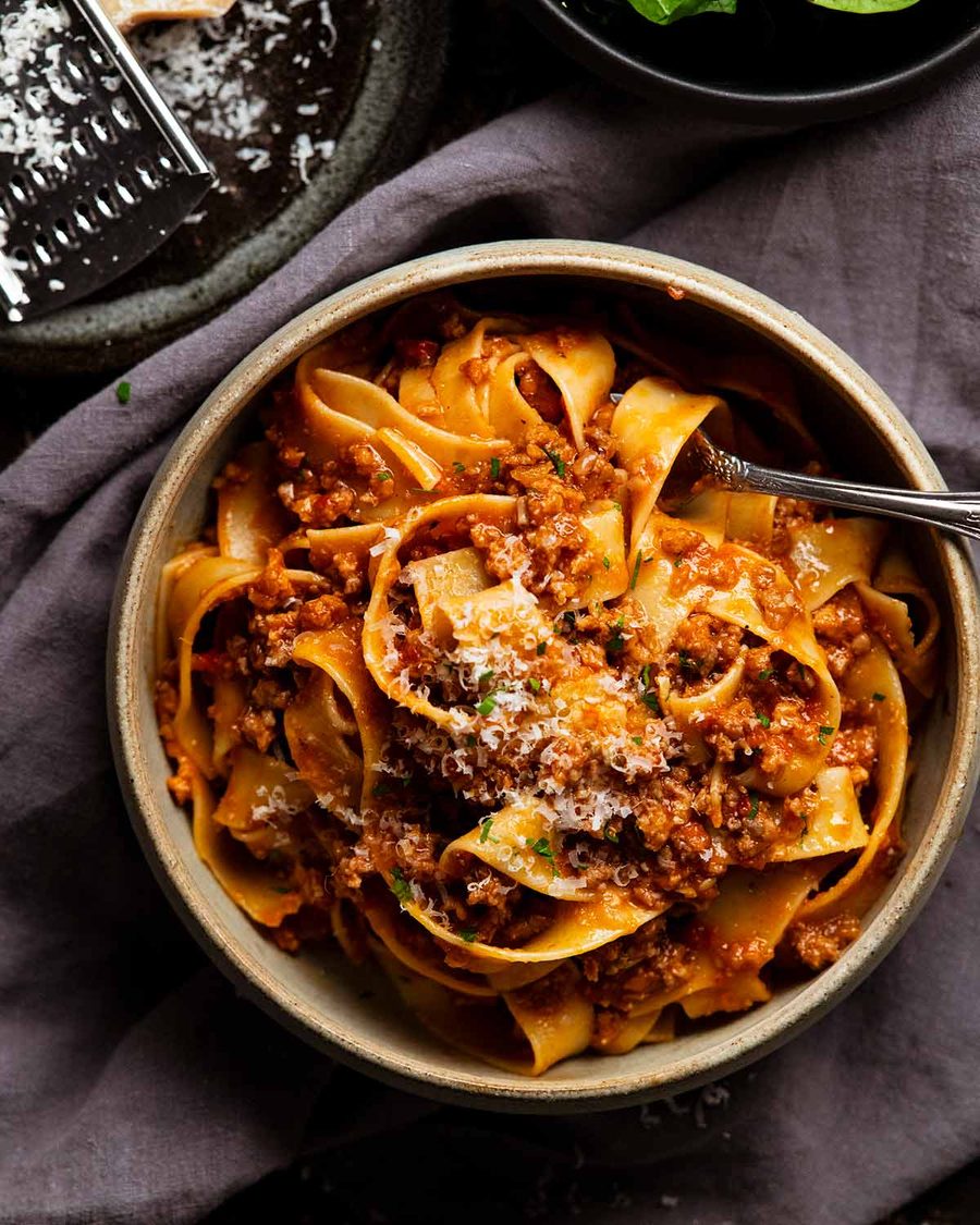 Salchicha salchicha salchicha con papardelle en un tazón listo para comer