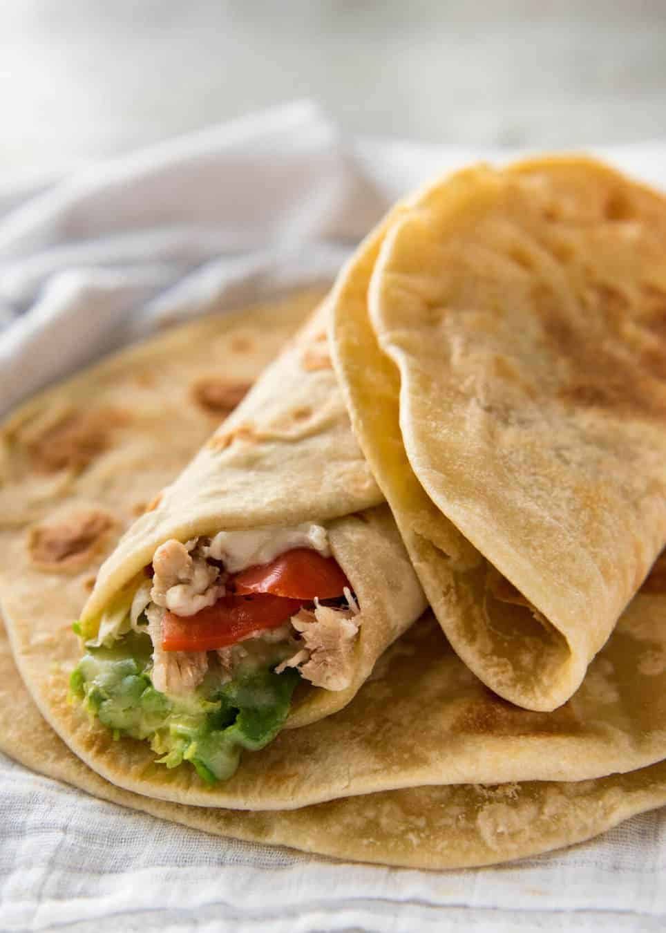 Esta receta de pan plano está hecha sin levadura, pero es suave, flexible y maravillosamente húmeda. Repenetineats.com