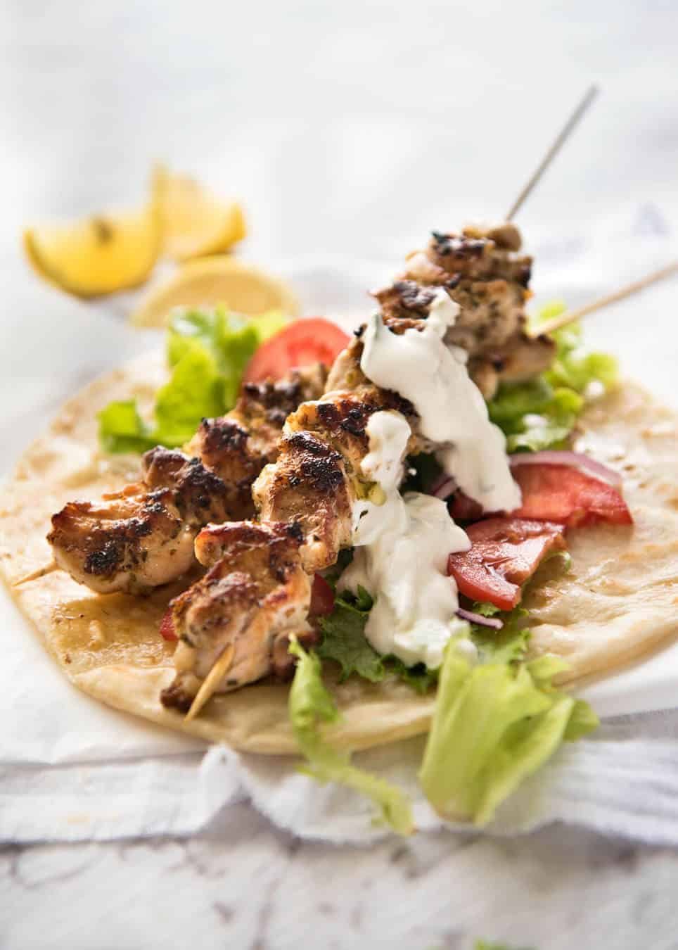 Pollo Souvlaki: hecho de pollo marinado en limón, ajo y orégano, ¡es muy fácil hacer este favorito griego en casa! Repenetineats.com