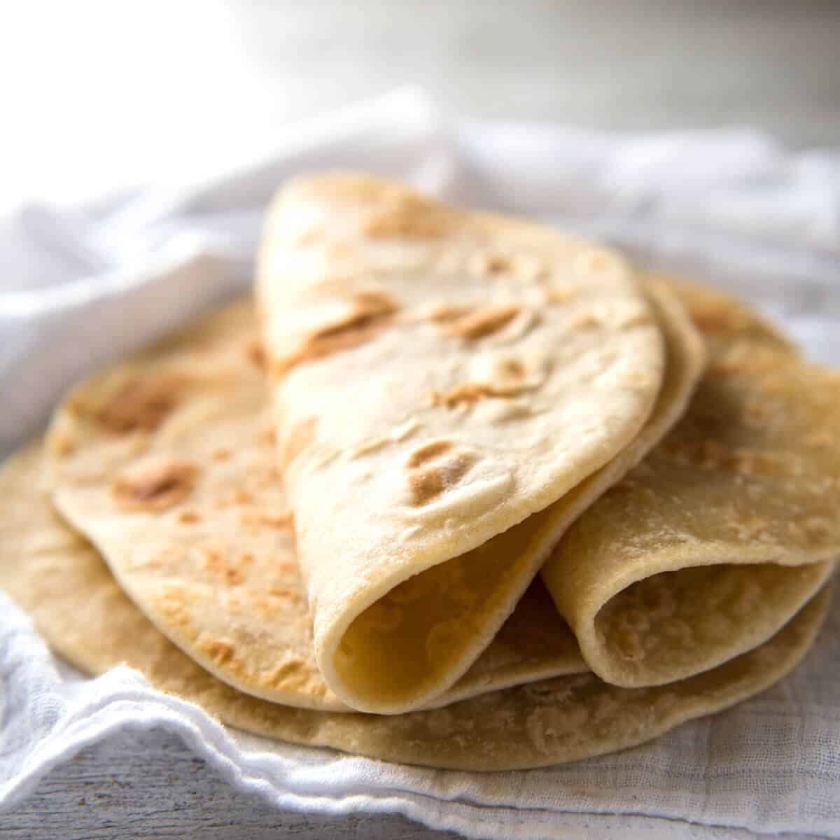 Esta receta de pan plano está hecha sin levadura, pero es suave, flexible y maravillosamente húmeda. Repenetineats.com