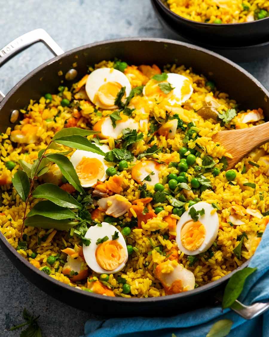 Kedgeree recién cocinado - pescado inglés y arroz