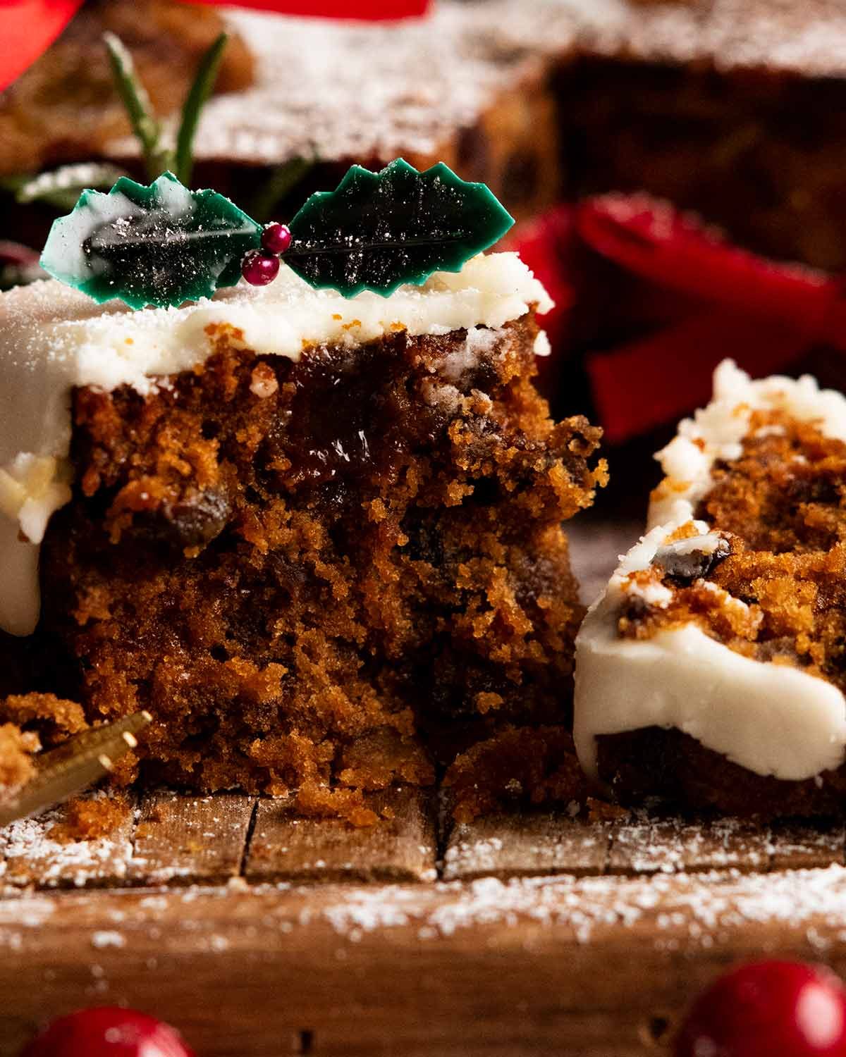 Comer mini pasteles de Navidad