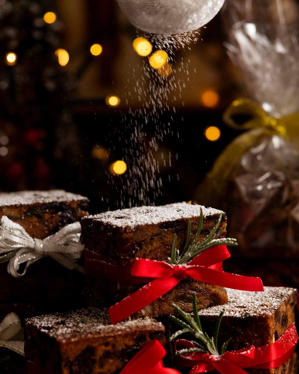 Espolvorea los mini pasteles de Navidad con azúcar de glaseado