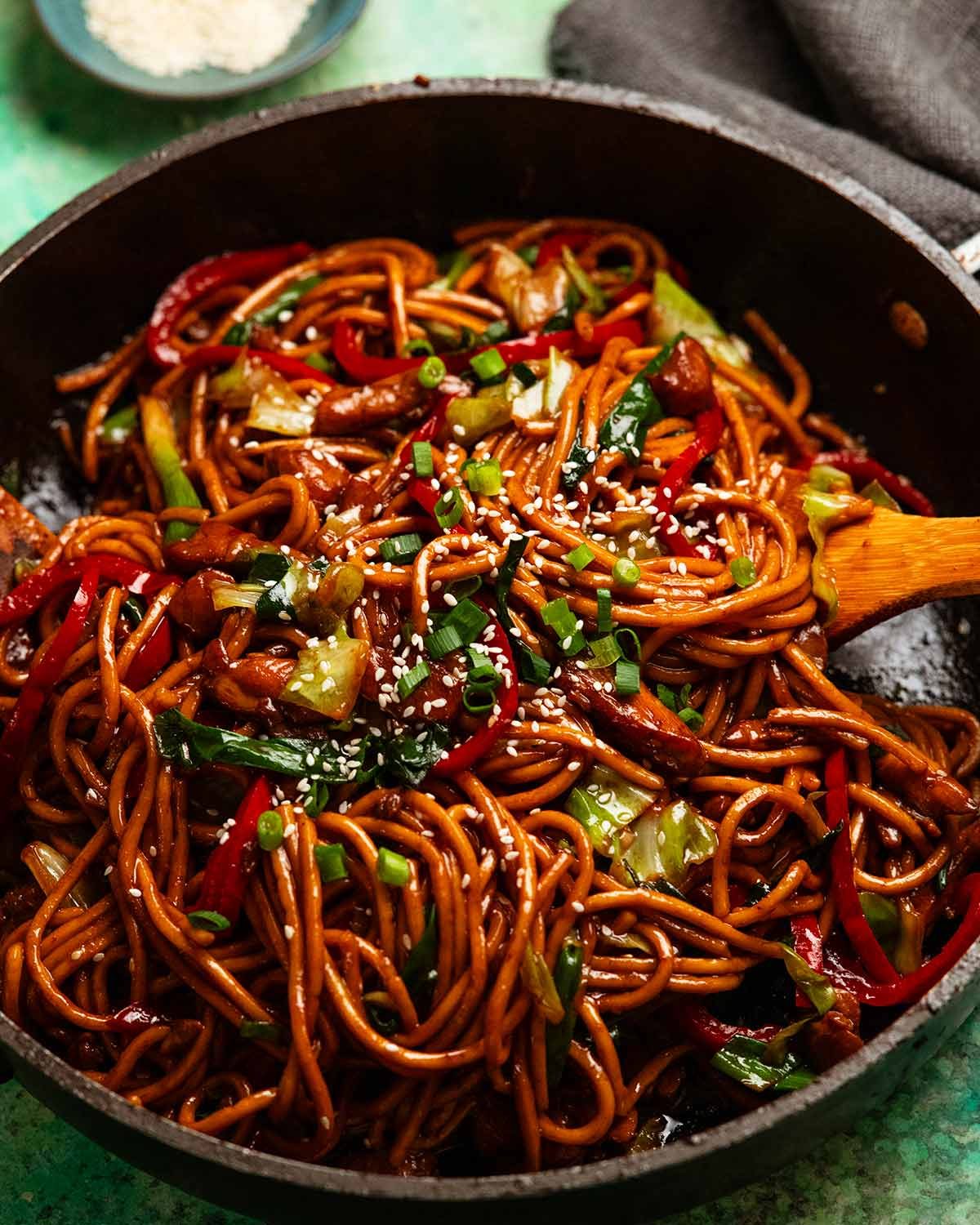 Fideos Hokkien con pollo en una cacerola