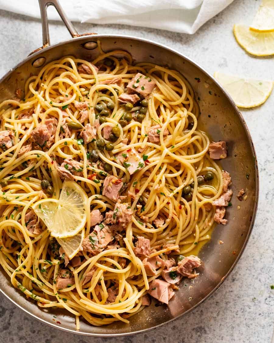 Pasta de atún enlatada en una cacerola lista para ser servido
