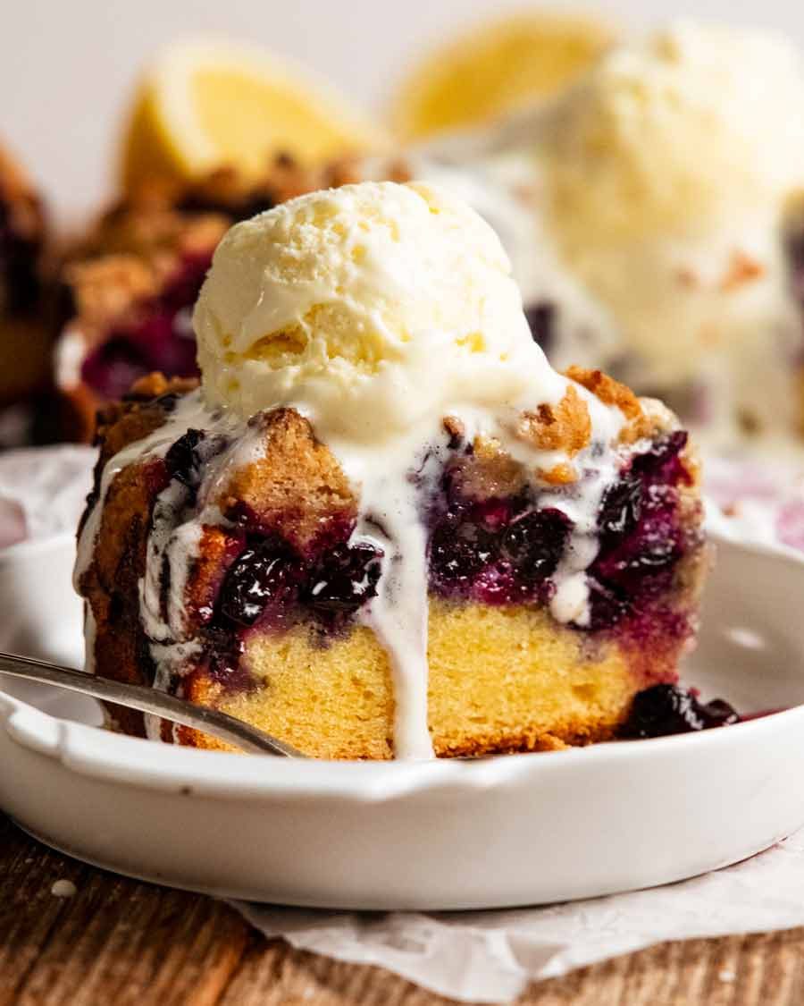 Slice de pastel de migas de arándanos con helado de vainilla
