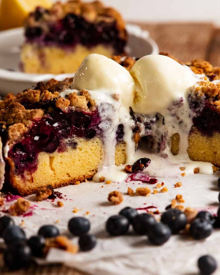 Pastel de migas de arándanos que estalla con helado de vainilla