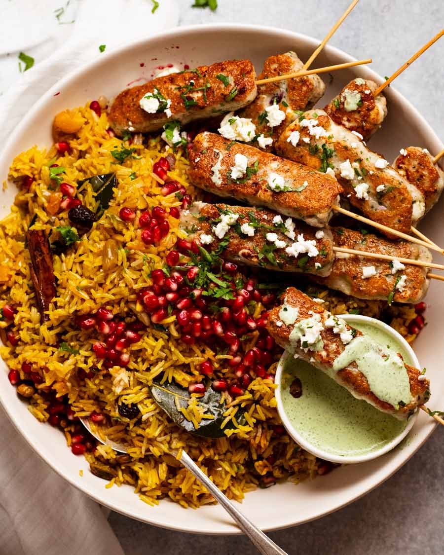 Foto sobre el arroz de joyería con pescado koftas