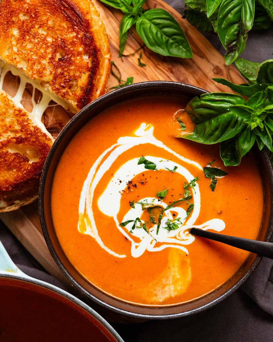 Sopa de tomate asado en un tazón listo para comer