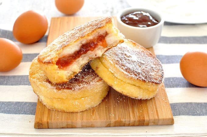 Tostada francesa de mermelada de donut