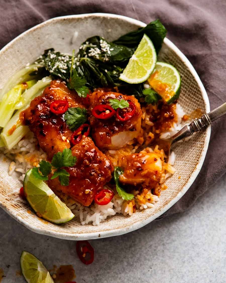 Pescado de chile de limón en un tazón servido en el arroz